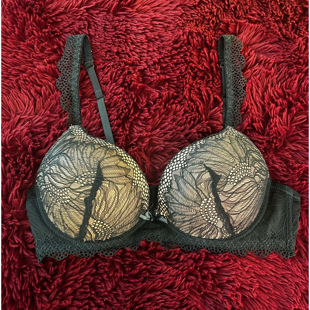 Like new green lace lightly padded Frederick’s of Hollywood Bra